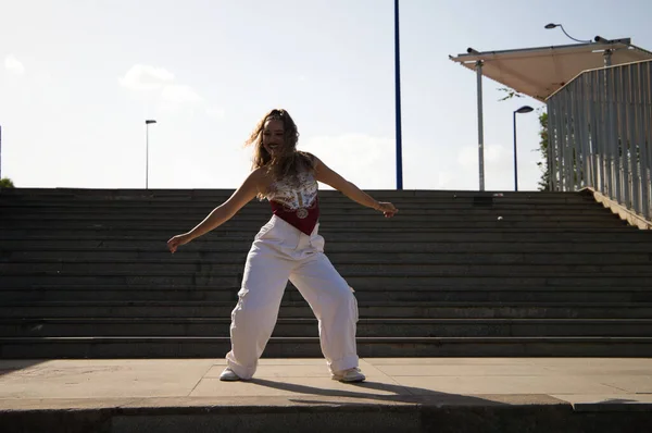 Donna Latina Giovane Bella Danza Moderna Strada Diverse Espressioni Posture — Foto Stock