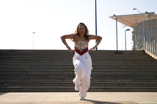 Латинская Женщина Молодые Красивые Танцы Современного Танца Улице Делает Различные — стоковое фото