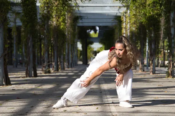 Donna Latina Giovane Bella Danza Moderna Strada Parco Diverse Espressioni — Foto Stock