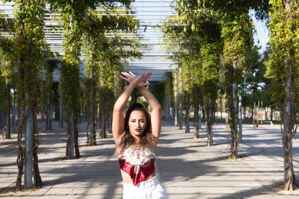 Латинская Женщина Молодая Красивая Танцующая Современный Танец Улице Парке Делает — стоковое фото