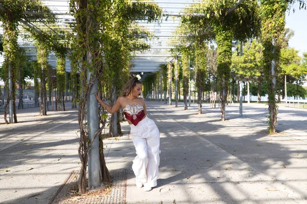Latin Kadın Genç Güzel Dans Eden Modern Dans Parktaki Sokakta — Stok fotoğraf