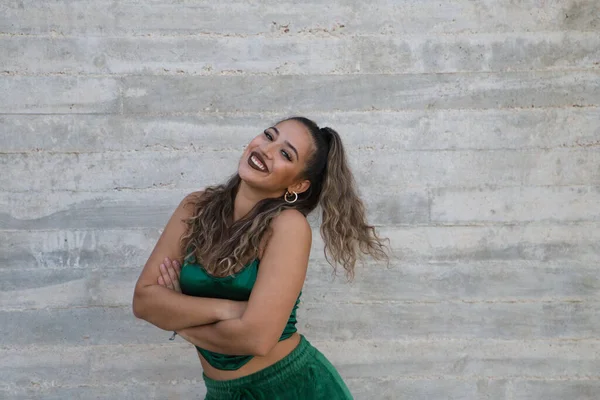 Portrait Latin Woman Young Beautiful Dancing Modern Dance Gray Cement — 스톡 사진