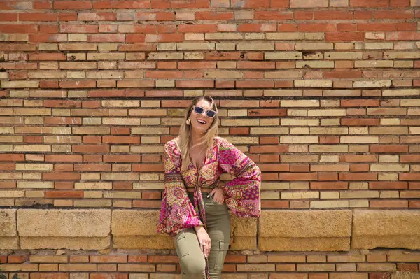 Mladá Blond Krásná Žena Slunečními Brýlemi Pózuje Pozadí Červených Cihel — Stock fotografie