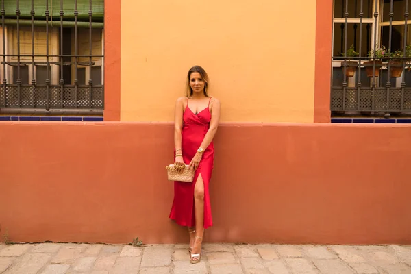 Kırmızı Ipek Elbiseli Genç Güzel Bir Kadın Elinde Pembe Bir — Stok fotoğraf