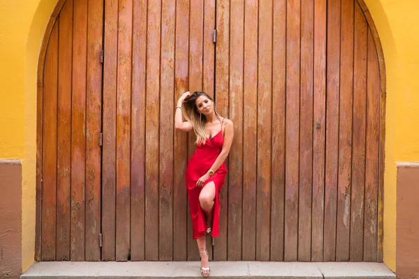 Jovem Bela Mulher Vestido Seda Vermelha Contra Fundo Uma Porta — Fotografia de Stock