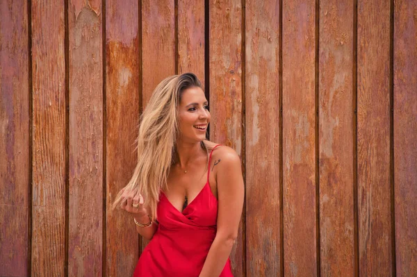 Молодая Красивая Женщина Красном Шелковом Платье Фоне Деревянной Двери Касается — стоковое фото