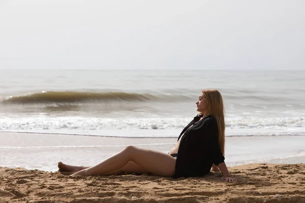 Linda Jovem Loira Camisa Preta Sentada Costa Praia Relaxante Enquanto — Fotografia de Stock