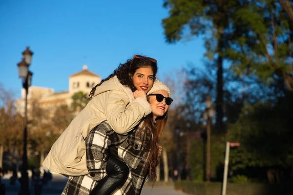 Két Fiatal Gyönyörű Spanyol Akik Barátok Élvezik Játékot Egymás Tetején — Stock Fotó