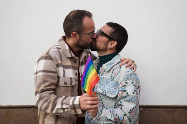 Young Couple Gay Men Брак Счастливый Обнимают Целуют Друг Друга — стоковое фото