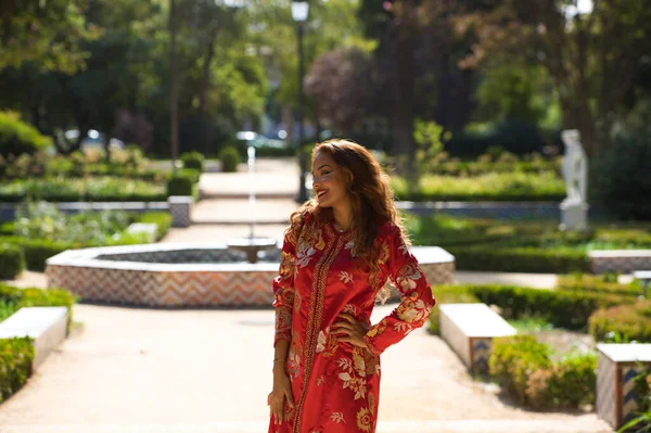 Красивая Женщина Носит Традиционное Марокканское Платье Красном Вышитые Золоте Серебре — стоковое фото