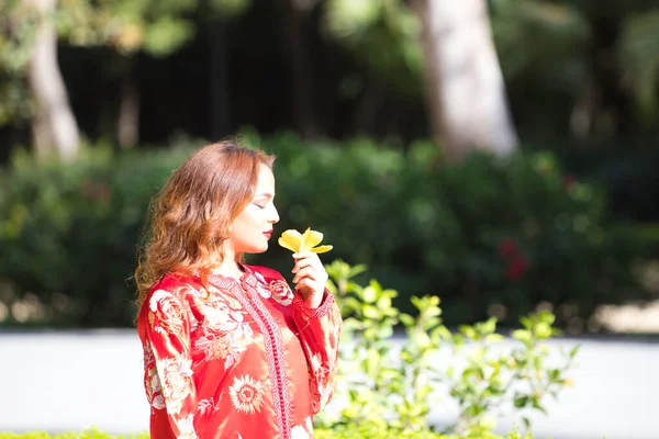 Красивая Женщина Носит Традиционное Марокканское Платье Красном Вышитые Золоте Серебре — стоковое фото