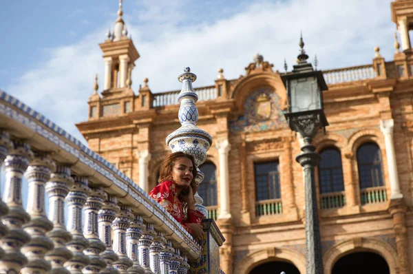Krásná Mladá Žena Sobě Tradiční Marocké Červené Šaty Zlatou Stříbrnou — Stock fotografie