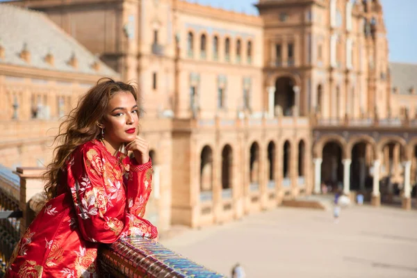 전통적 모로코붉은 과수를 아름다운 여자가 스페인 세비야 휴가를 보내고 — 스톡 사진