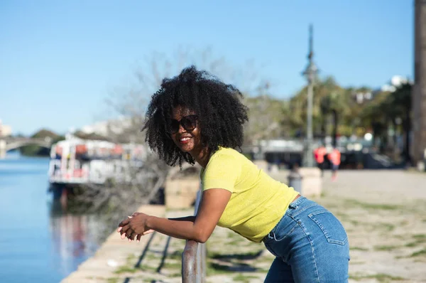 Mulher Negra Jovem Bonita Com Cabelo Afro Óculos Sol Vestindo — Fotografia de Stock