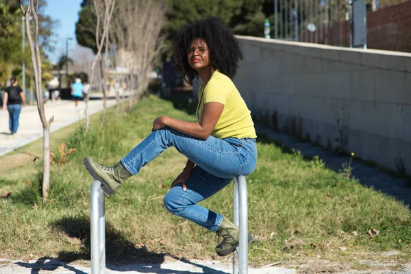 Jovem Mulher Muito Negra Com Cabelo Afro Vestido Jeans Camisa — Fotografia de Stock