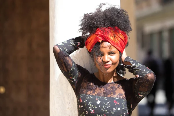 Portret Młodej Pięknej Czarnej Kobiety Afro Włosami Czarną Sukienką Kwiatami — Zdjęcie stockowe