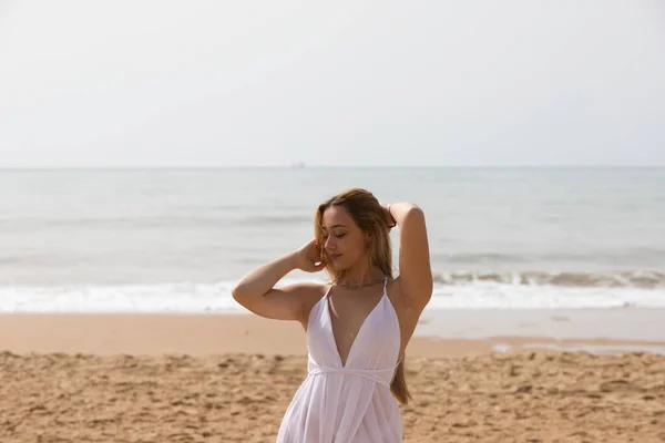 Νεαρή Όμορφη Ξανθιά Γυναίκα Λευκό Φόρεμα Είναι Περπάτημα Στην Άμμο — Φωτογραφία Αρχείου