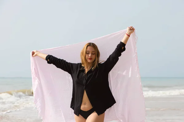 Ung Och Vacker Blond Kvinna Promenader Längs Stranden Med Rosa — Stockfoto