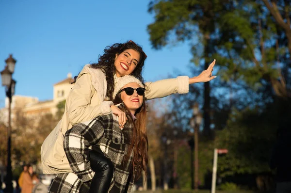 Dvě Mladé Krásné Španělské Ženy Které Jsou Kamarádky Baví Tím — Stock fotografie