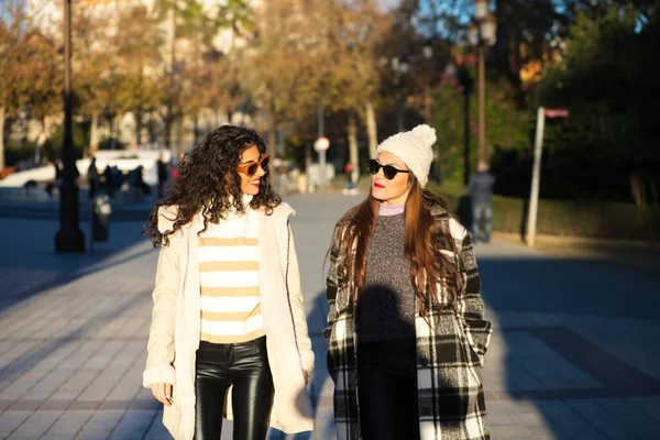 Dvě Mladé Krásné Španělské Ženy Které Jsou Kamarádky Oblečené Zimním — Stock fotografie