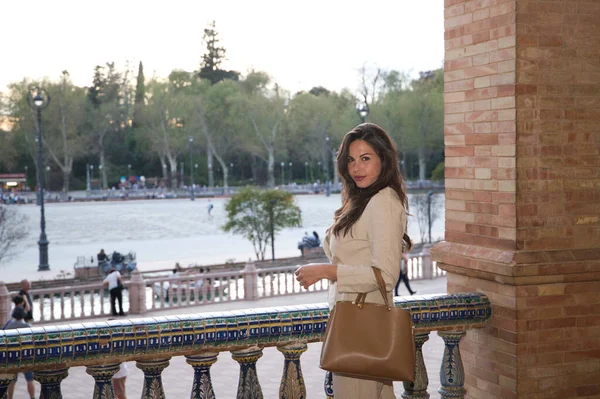 Uzun Kahverengi Saçlı Genç Güzel Kadın Sevilla Nın Ünlü Meydanında — Stok fotoğraf