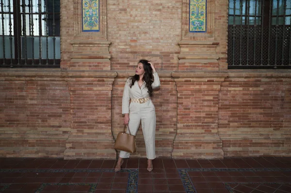 Uzun Kahverengi Saçlı Genç Güzel Kadın Sevilla Nın Ünlü Meydanında — Stok fotoğraf