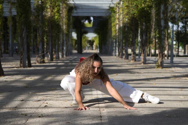 Latin Kvinna Ung Och Vacker Dansande Modern Dans Gatan Park — Stockfoto