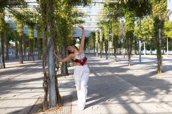 Latin Kvinna Ung Och Vacker Dansande Modern Dans Gatan Park — Stockfoto
