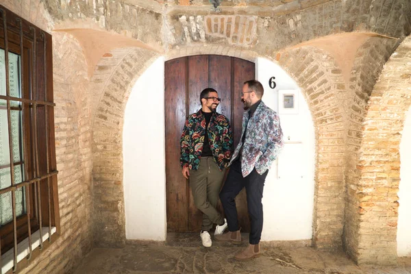 Mladí Dva Gayové Kteří Stáli Předních Dveří Domu Opírali Oblouk — Stock fotografie
