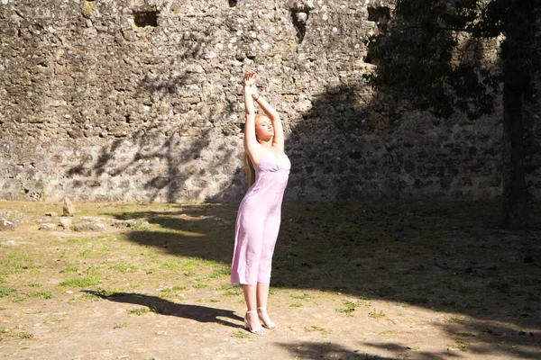 Joven Hermosa Mujer Rubia Caminando Relajada Fortaleza Castillo Medieval España —  Fotos de Stock