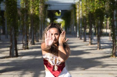 Latin kadın, genç ve güzel dans eden modern dans parktaki sokakta ve farklı ifadeler ve duruşlar sergiliyor. Konsept dansı, hip hop, dans, sanat, aksiyon, güzellik, gençlik sanatı.