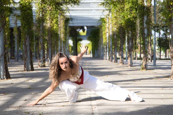 Латинская Женщина Молодая Красивая Танцующая Современный Танец Улице Парке Делает — стоковое фото