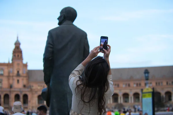Γυναίκα Φωτογραφίζει Κινητό Της Ένα Άγαλμα Στην Πιο Διάσημη Πλατεία — Φωτογραφία Αρχείου