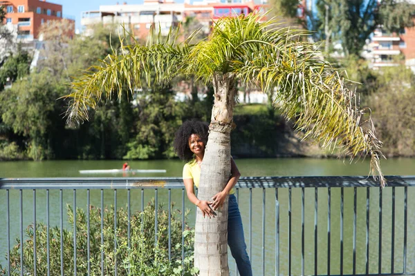 Joven Hermosa Mujer Negra Con Pelo Afro Usando Jeans Una — Foto de Stock