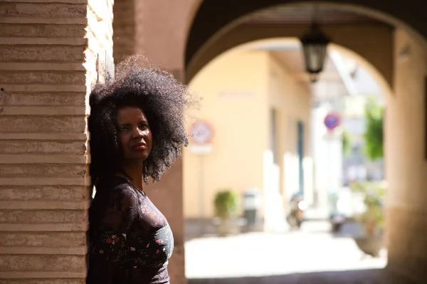 Joven Hermosa Mujer Negra Con Pelo Afro Vestido Negro Con — Foto de Stock