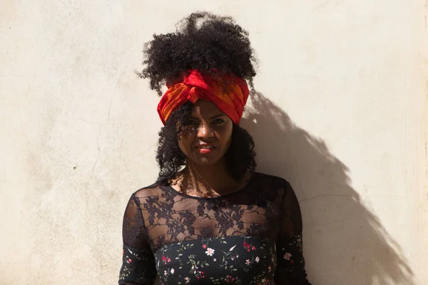Портрет Молодой Красивой Черной Женщины Афроволосами Черным Платьем Цветами Красным — стоковое фото
