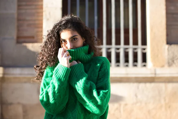 Retrato Bela Jovem Morena Com Cabelo Encaracolado Casaco Verde Cobrindo — Fotografia de Stock