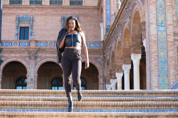 Genç Güzel Siyah Latin Kadın Seville Şehrinin Önemli Meydanını Ziyaret — Stok fotoğraf