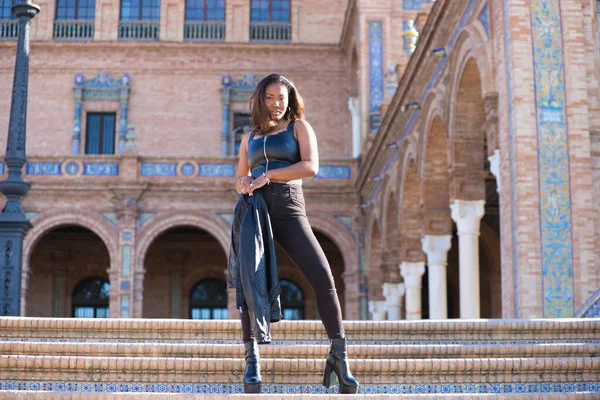 Genç Güzel Siyah Latin Kadın Seville Şehrinin Önemli Meydanını Ziyaret — Stok fotoğraf