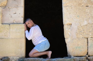 İkili olmayan Latince ve genç kişi, bir kalede kapının deliğinde farklı vücut ifadeleri yapıyor. Çeşitlilik, homoseksüellik ve gay gururu kavramı