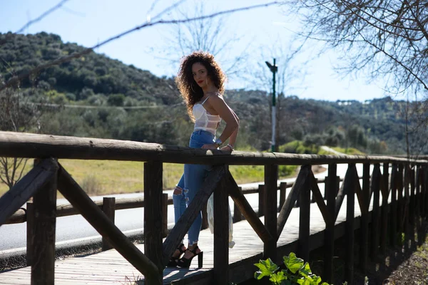 곱슬머리에 머리의 스페인 초원으로 울타리에 있습니다 청바지와 윗옷을 즐긴다 슬프고 — 스톡 사진