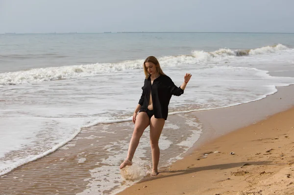Νεαρή Όμορφη Ξανθιά Γυναίκα Περπατά Στην Ακτή Της Παραλίας Φορώντας — Φωτογραφία Αρχείου