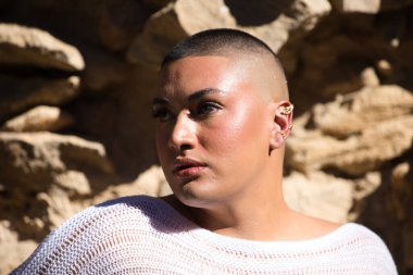 İkili olmayan Latince ve genç biri, profesyonel bir makyaj sanatçısı ve farklı ifadeler yaparak portrede makyajını gösteriyor. Çeşitlilik, homoseksüellik ve gay gururu kavramı