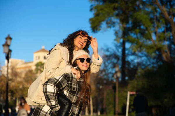 Dvě Mladé Krásné Španělské Ženy Které Jsou Kamarádky Baví Tím — Stock fotografie