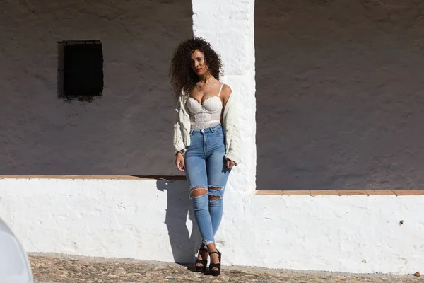 Mulher Latina Com Cabelo Escuro Encaracolado Meia Idade Vestida Jeans — Fotografia de Stock