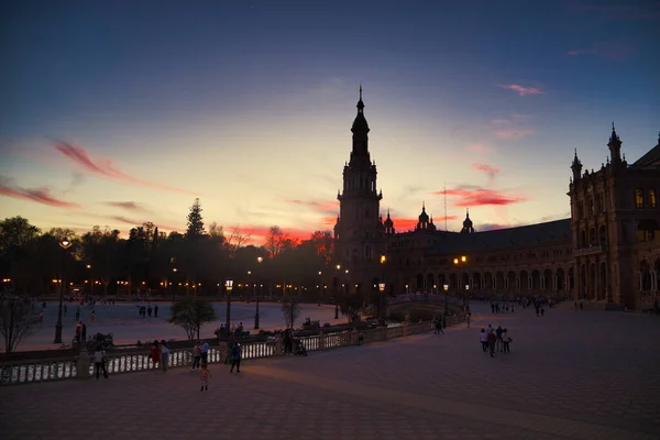 Widok Nocny Pomnik Plaza Hiszpanka Sewilli Hiszpania Czerwone Niebo Zachodzie — Zdjęcie stockowe