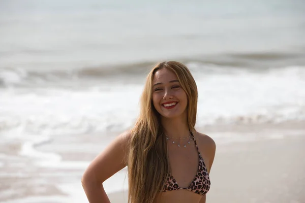 Mulher Loira Jovem Bonita Fazendo Diferentes Poses Expressões Costa Praia — Fotografia de Stock