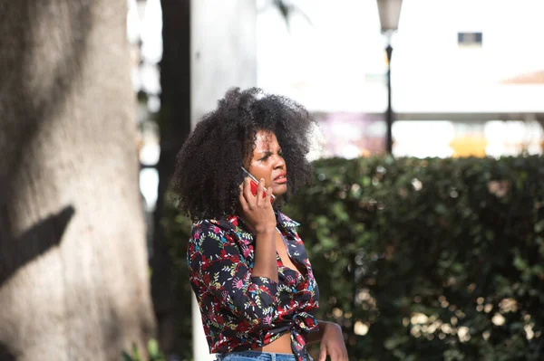 Jeune Jolie Femme Noire Aux Cheveux Afro Vêtue Vêtements Décontractés — Photo