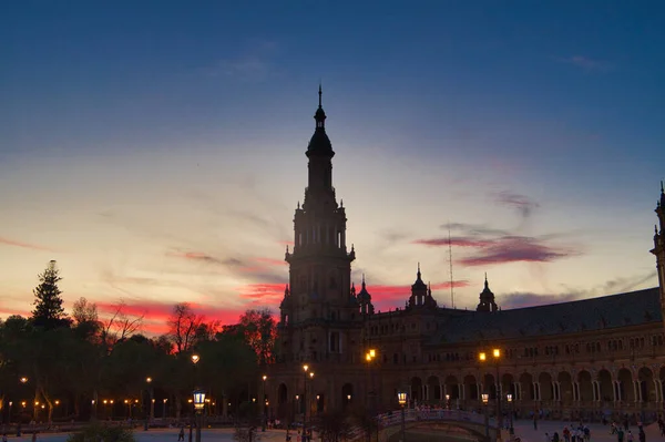 Vista Nocturna Del Monumento Plaza España Sevilla España Cielo Rojizo —  Fotos de Stock
