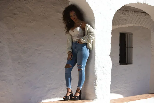 Mulher Latina Com Cabelo Escuro Encaracolado Meia Idade Vestida Jeans — Fotografia de Stock